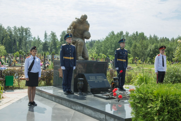 22-06-2019-1-vozlozhenie-tsv-k-mogile-neizvestnogo-soldata6457EA18-58C9-63CD-F4D0-A1D78B80681C.jpg