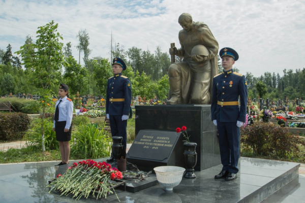22-06-2019-2-vozlozhenie-tsv-k-mogile-neizvestnogo-soldataC51D5E27-AE31-B1B9-6923-97592719AD02.jpg