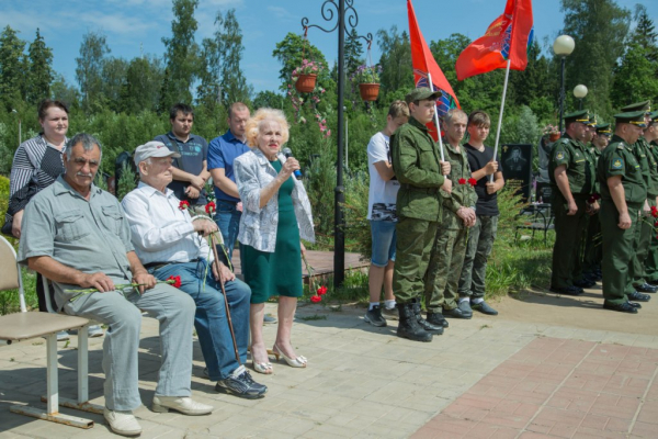 22-06-2019-3-vozlozhenie-tsv-k-mogile-neizvestnogo-soldata838AEF9F-381B-C200-0D91-E98A1D42970F.jpg