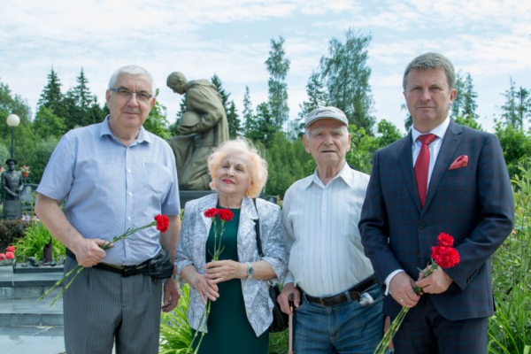 22-06-2019-5-vozlozhenie-tsv-k-mogile-neizvestnogo-soldata87C1B366-16F9-C9B7-40C5-89657800C736.jpg