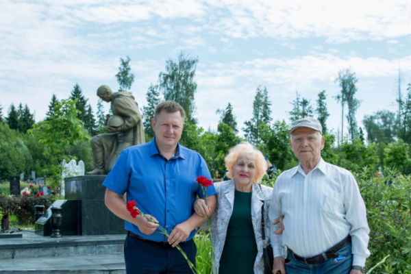 22-06-2019-6-vozlozhenie-tsv-k-mogile-neizvestnogo-soldata48A36C3E-A366-002D-52A4-3C38ABDC4210.jpg